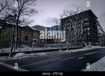 Ein Blick auf den Province House Square vom george Street Contianing Province House und neue Presseblocke mit der Fassade des Kenny-Dennis Gebäudes Stockfoto