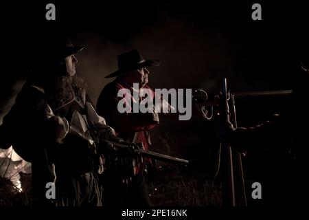 Interpretation englischer Bürgerkriegsinfanternen an der Seite des Parlaments, die nachts auf Befehle warten. Stockfoto