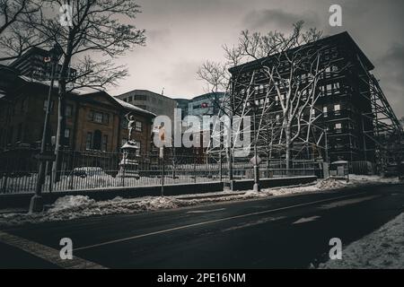 Ein Blick auf den Province House Square vom george Street Contianing Province House und neue Presseblocke mit der Fassade des Kenny-Dennis Gebäudes Stockfoto