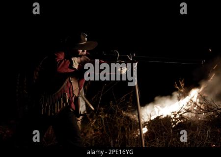 Interpretation des englischen Infanteristen aus dem Bürgerkrieg, der Musketen anvisiert, die auf einem V-Stab gehalten werden Stockfoto