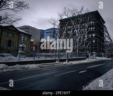 Ein Blick auf den Province House Square vom george Street Contianing Province House und neue Presseblocke mit der Fassade des Kenny-Dennis Gebäudes Stockfoto