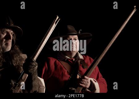 Interpretation englischer Bürgerkriegsinfanternen an der Seite des Parlaments, die nachts auf Befehle warten. Stockfoto