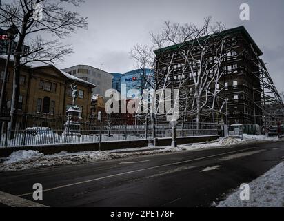 Ein Blick auf den Province House Square vom george Street Contianing Province House und neue Presseblocke mit der Fassade des Kenny-Dennis Gebäudes Stockfoto