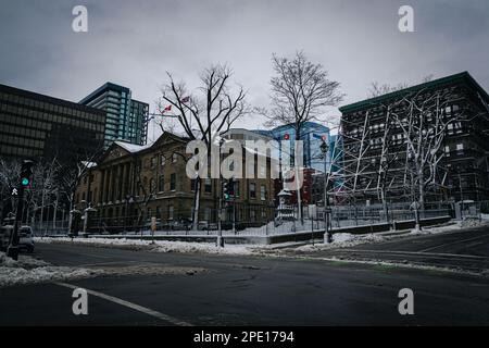 Ein Blick auf den Province House Square vom george Street Contianing Province House und neue Presseblocke mit der Fassade des Kenny-Dennis Gebäudes Stockfoto