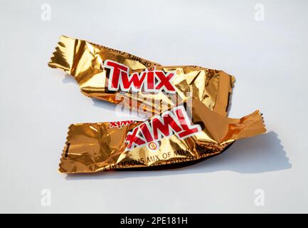 Ho-Chi-Minh-Stadt, Vietnam - 3. März 2023: 2 Twix Mini-Schokoriegel leere zerknitterte Verpackungen isoliert auf weiß. Beliebte Süßigkeiten-Verpackung mit einer Marke Stockfoto