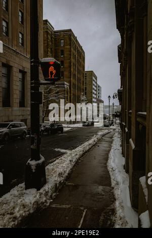 Blick auf die Prince Street im Brick District an einem kalten Wintertag mit schneebedeckten Bürgersteigen Stockfoto