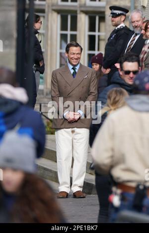 Dominic West spielt die Rolle des Prinzen von Wales, während sie Szenen für die nächste Staffel der Krone in St. Andrews, Schottland, drehen. Bilddatum: Mittwoch, 15. März 2023. Stockfoto