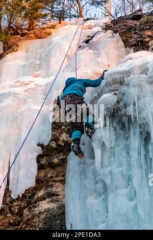 Eisklettern auf den Vorhängen, eine gefrorene Seegrube im Pictured Rocks National Lakeshore, Upper Peninsula, Michigan, USA [kein Modell veröffentlicht; Editorial li Stockfoto