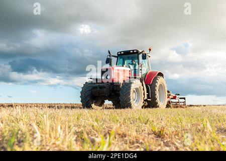 Landwirtschaftliche Maschinen, die auf dem Feld arbeiten Stockfoto