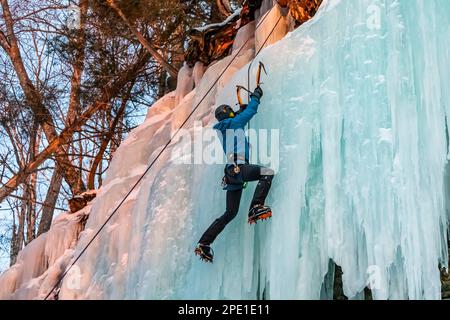 Eisklettern auf den Vorhängen, eine gefrorene Seegrube im Pictured Rocks National Lakeshore, Upper Peninsula, Michigan, USA [kein Modell veröffentlicht; Editorial li Stockfoto