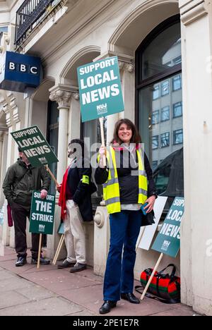 Brighton UK 15. . März 2023 - Streikposten vor den BBC-Büros in der Queens Road Brighton als NUJ wegen Kürzungen im lokalen Radio . NUJ-Mitglieder, die in ganz England für BBC Local arbeiten, befinden sich in einem 24-stündigen Streik, der die Berichterstattung über das Budget beeinträchtigt: Credit Simon Dack / Alamy Live News Stockfoto