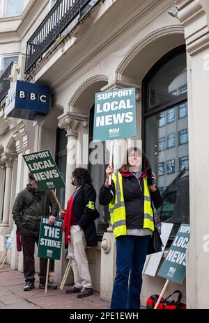 Brighton UK 15. . März 2023 - Streikposten vor den BBC-Büros in der Queens Road Brighton als NUJ wegen Kürzungen im lokalen Radio . NUJ-Mitglieder, die in ganz England für BBC Local arbeiten, befinden sich in einem 24-stündigen Streik, der die Berichterstattung über das Budget beeinträchtigt: Credit Simon Dack / Alamy Live News Stockfoto