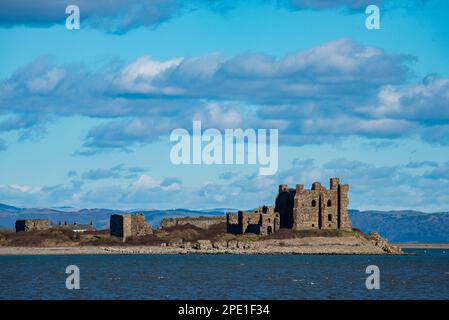 Ein Blick auf Piel Castle auf Piel Island von Walney Island, Barrow-in-Furness, Cumbria, Großbritannien Stockfoto