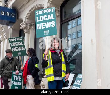 Brighton UK 15. . März 2023 - Streikposten vor den BBC-Büros in der Queens Road Brighton als NUJ wegen Kürzungen im lokalen Radio . NUJ-Mitglieder, die in ganz England für BBC Local arbeiten, befinden sich in einem 24-stündigen Streik, der die Berichterstattung über das Budget beeinträchtigt: Credit Simon Dack / Alamy Live News Stockfoto