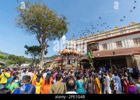 George Town, Penang, Malaysia - Januar 17 2022: Hindu-Anhänger versammeln sich im Nattukkottai Chettiar Tempel und begrüßen die Ankunft eines silbernen Streitwagen während Thaipusam Stockfoto