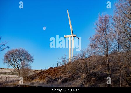 A Wind Turbine and Moon, Lambrigg Wind Farm, Kendal, Cumbria, UK, Stockfoto