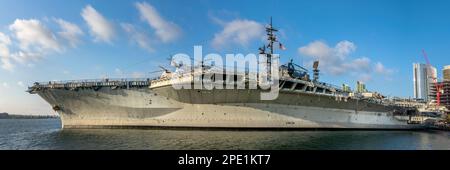 Panoramablick auf die USS Midway, Flugzeugträgermuseum im Hafen von San Diego, Kalifornien Stockfoto