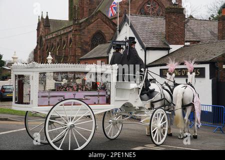 Die Pferdekutsche mit dem Sarg von Brianna Ghey kommt zu ihrer Beerdigung in der Elphin's Parish Church in Warrington, Cheshire. Brianna wurde am 11. Februar in Linear Park, Culcheth, Warrington, tödlich erstochen. Bilddatum: Mittwoch, 15. März 2023. Stockfoto