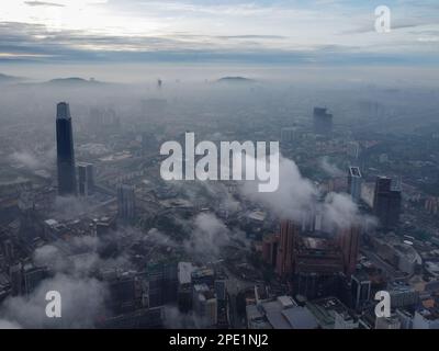 Bukit Bintang, Kuala Lumpur, Malaysia - Nov. 13 2022: TRX 106, TRX Signature Tower imposante Höhe durchdringt die tief liegenden Wolken und schafft so ein Lichtbild Stockfoto