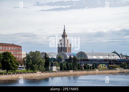 Blick auf den Zentralmarkt von Riga und das Gebäude der Lettischen Akademie der Wissenschaften in Riga, Lettland Stockfoto