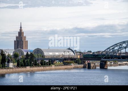 Eisenbahnbrücke über den Fluss Daugava in Riga, Lettland Stockfoto