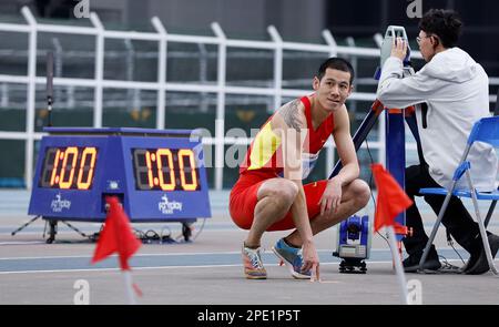 Tianjin. 15. März 2023. Gao Xinglong reagiert auf das Langsprung-Finale der Männer bei den chinesischen Nationalen Leichtathletik-Hallenmeisterschaften 2023 im Tuanbo Sports Center in Nordchina in Tianjin, 15. März 2023. Kredit: Wang Lili/Xinhua/Alamy Live News Stockfoto