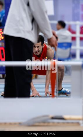 Tianjin. 15. März 2023. Gao Xinglong reagiert auf das Langsprung-Finale der Männer bei den chinesischen Nationalen Leichtathletik-Hallenmeisterschaften 2023 im Tuanbo Sports Center in Nordchina in Tianjin, 15. März 2023. Kredit: Wang Lili/Xinhua/Alamy Live News Stockfoto