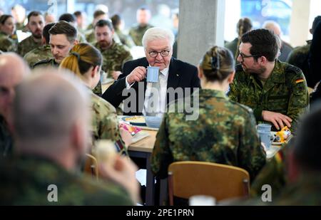 15. März 2023, Estland, Ämari: Deutscher Präsident Frank-Walter Steinmeier spricht während eines Mittagessens mit deutschen Soldaten, die auf dem estnischen Luftstützpunkt Ämari stationiert sind. Das Vereinigte Königreich und Deutschland überwachen gemeinsam den Luftraum der baltischen NATO-Mitglieder Estland, Lettland und Litauen im Rahmen der NATO Air Police Baltic Mission. Der deutsche Präsident Steinmeier ist auf einem zweitägigen Besuch in Estland. Foto: Bernd von Jutrczenka/dpa Stockfoto