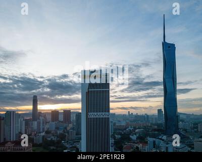 Bukit Bintang, Kuala Lumpur, Malaysia - 05 2022. Dez.: Blick aus der Vogelperspektive auf den Maybank Tower und andere Wolkenkratzer am Morgen des Sonnenaufgangs Stockfoto