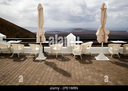 balcon de femes Restaurantterrasse mit Blick nach Westen in Richtung playa blanca Lanzarote, Kanarische Inseln, Spanien Stockfoto