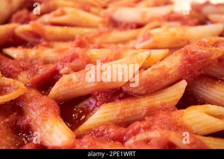 penne Pasta in einer einfachen Tomatensoße Stockfoto