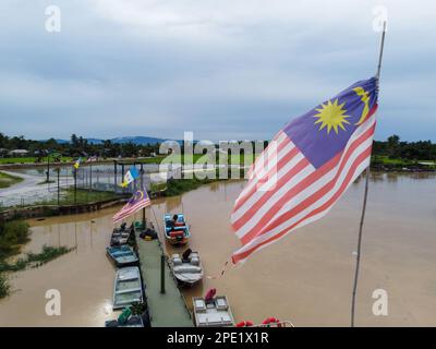 Seberang Perai, Penang, Malaysia - Okt 16 2022: Malaysia-Flagge mit Hintergrund der Anlegestelle Stockfoto