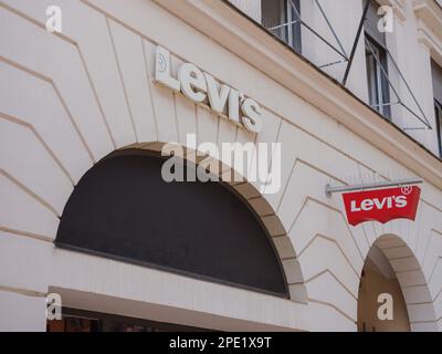 München, Deutschland - 5. August 2022: Shopfront-Logo von Levi Strauss Co im Einkaufszentrum. Es ist ein amerikanisches Bekleidungsunternehmen in Privatbesitz, das weltweit für seine Jeans der Marke Levis bekannt ist. Stockfoto