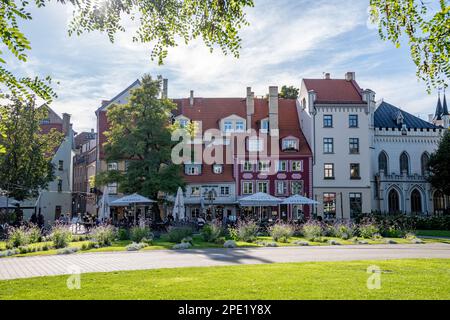 Gäste sitzen vor einem Café/Restaurant am Livu Square in Riga, Lettland Stockfoto