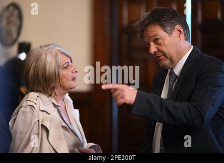 15. März 2023, Kolumbien, Bogotá: Robert Habeck (Bündnis 90/die Grünen, r), Vizekanzler und Bundesministerin für Wirtschaft und Klimaschutz, trifft sich mit der kolumbianischen Landwirtschaftsministerin Cecilia López (l). Ziel der Reise ist die Stärkung und Intensivierung der Wirtschaftsbeziehungen und der Zusammenarbeit im Klimaschutz sowie die Zusammenarbeit in den Bereichen Umgestaltung/Dekarbonisierung der Wirtschaft, Energie, Rohstoffe, Waldschutz und qualifizierte Arbeitskräfte. Foto: Britta Pedersen/dpa Stockfoto