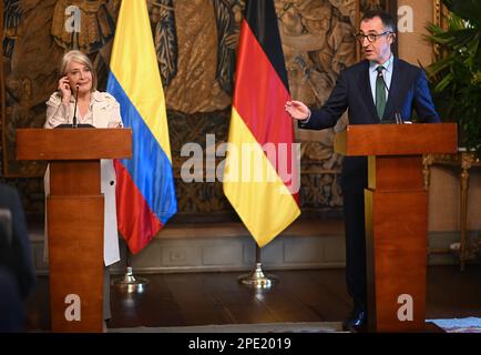 15. März 2023, Kolumbien, Bogotá: CEM Özdemir (Bündnis 90/die Grünen, r), Bundesministerin für Ernährung und Landwirtschaft, spricht auf einer Pressekonferenz mit der kolumbianischen Landwirtschaftsministerin Cecilia López (l). Ziel der Reise ist die Stärkung und Intensivierung der Wirtschaftsbeziehungen und der Zusammenarbeit im Klimaschutz sowie die Zusammenarbeit in den Bereichen Umgestaltung/Dekarbonisierung der Wirtschaft, Energie, Rohstoffe, Waldschutz und qualifizierte Arbeitskräfte. Foto: Britta Pedersen/dpa Stockfoto