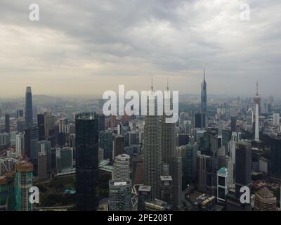 Bukit Bintang, Kuala Lumpur, Malaysia - 25 2022. Dez.: Luftaufnahme der Skyline von Kuala Lumpur mit den berühmten Petronas Twin Towers und Othe der Stadt Stockfoto