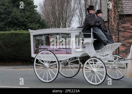 St. Elfin's Church, Warrington, Großbritannien - 15. März 2023 - die Beerdigung findet von Brianna Ghey in St. Elfin's Church in Warrington. Brianna, ein Transgender-Mädchen, wurde am Samstag, den 11. Februar, in Culcheth Linear Park, Warrington, Cheshire, erstochen. Sie war 16 Jahre alt. Ein Mädchen aus Warrington, Cheshire und ein Junge aus Leigh, Lancashire, beide im Alter von 15 Jahren, wurden wegen Mordes angeklagt. Credit Mark Lear/Alamy Live News Stockfoto