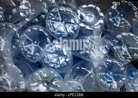 Viele gebrauchte Plastikflaschen stapeln Hintergrund. Leeren Wasserbehälter in einer Müllrecyclinganlage abräumen Stockfoto