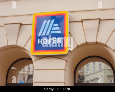 Wien, Österreich - 8. August 2022: Hofer-Supermärkte-Logo vor einem ihrer Einzelhandelsgeschäfte in Wien. Hofer ist die österreichische Franchise der deutschen Discount-Supermarktkette Aldi Sud. Stockfoto