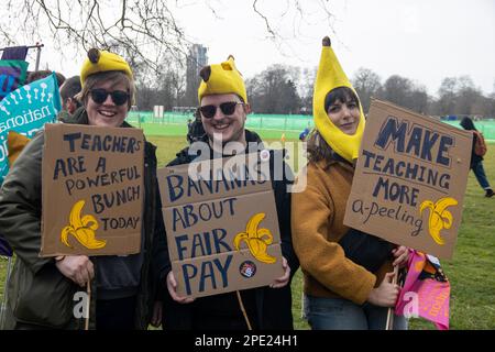 London, Vereinigtes Königreich - 15. März 2023: Demonstranten aus verschiedenen Gruppen, darunter Lehrer, Beamte, Ärzte, UCU-Mitarbeiter, Mitarbeiter der Londoner U-Bahn und andere versammelten sich in der Hyde Park Corner, um im Rahmen eines nationalen Streiks für höhere Bezahlung am Budget Day zu demonstrieren. Kredit: Sinai Noor/Alamy Live News Stockfoto