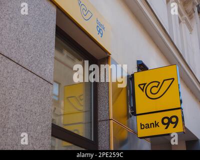 Wien, Osterreich - 10. August 2022: Extreriore Sicht auf die Poststelle in der Straße Stockfoto