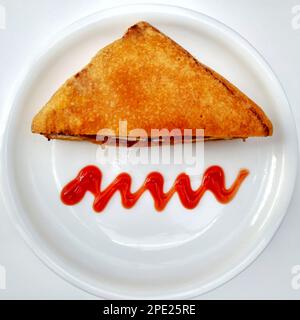 Ein Blick von oben auf den appetitlichen Teller mit Brot Pakoda mit Tomatensauce Stockfoto