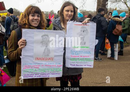 London, Vereinigtes Königreich - 15. März 2023: Demonstranten aus verschiedenen Gruppen, darunter Lehrer, Beamte, Ärzte, UCU-Mitarbeiter, Mitarbeiter der Londoner U-Bahn und andere versammelten sich in der Hyde Park Corner, um im Rahmen eines nationalen Streiks für höhere Bezahlung am Budget Day zu demonstrieren. Kredit: Sinai Noor/Alamy Live News Stockfoto