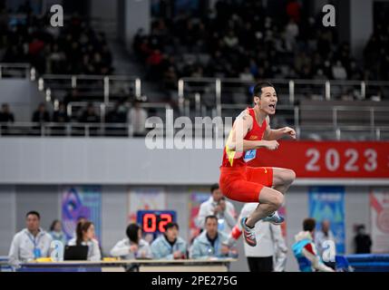 Tianjin. 15. März 2023. Gao Xinglong reagiert auf das Langsprung-Finale der Männer bei den chinesischen Nationalen Leichtathletik-Hallenmeisterschaften 2023 im Tuanbo Sports Center in Nordchina in Tianjin, 15. März 2023. Kredit: Song Yanhua/Xinhua/Alamy Live News Stockfoto