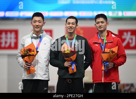 Tianjin, Wang Jianan (L) und Bronzemedaillengewinner Zhang Mingkun posieren während der Preisverleihung für Fotos nach dem Langsprung-Finale der Männer bei den chinesischen Nationalen Leichtathletik-Hallenmeisterschaften 2023 im Tuanbo Sports Center in Nordchina Tianjin. 15. März 2023. Der Goldmedaillengewinner Gao Xinglong (C), der Silbermedaillengewinner Wang Jianan (L) und der Bronzemedaillengewinner Zhang Mingkun posieren während der Preisverleihung nach dem Langsprung-Finale der chinesischen Nationalsportmeisterschaft 2023 im Tuanbo Sports Center in Nordchina in Tianjin am 15. März 2023 für Fotos. Kredit: Zhao Zishuo/Xinhua/Alamy Live News Stockfoto