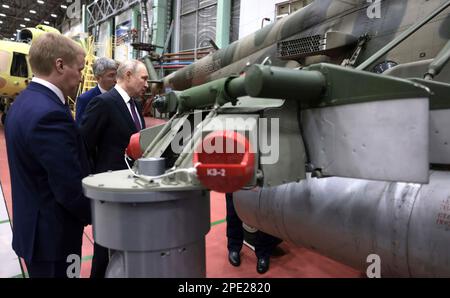 Ulan-Ude, Russland. 14. März 2023. Russischer Präsident Wladimir Putin, Mitte, führt das Ulan-Ude-Flugzeugwerk in Begleitung des Geschäftsführers Alexei Kozlov, Left, und des Leiters der Republik Buryatien Alexei Tsydenov, Right, 14. März 2023 in Ulan-Ude, Buryatien, Russland. Kredit: Mikhail Metzel/Kreml Pool/Alamy Live News Stockfoto