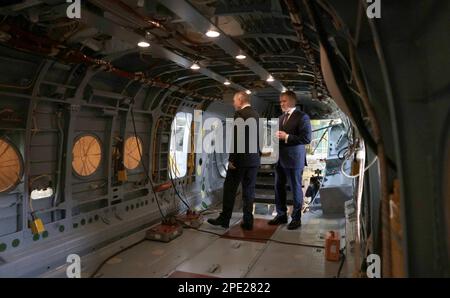 Ulan-Ude, Russland. 14. März 2023. Der russische Präsident Vladimir Putin, Left, inspiziert das Innere eines in Produktion befindlichen Hubschraubers mit dem CEO Alexei Kozlov, Right, im Ulan-Ude Aviation Plant, 14. März 2023 in Ulan-Ude, Buryatia, Russland. Kredit: Mikhail Metzel/Kreml Pool/Alamy Live News Stockfoto