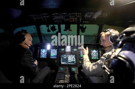 Ulan-Ude, Russland. 14. März 2023. Der russische Präsident Vladimir Putin, Left, hört einem Ausbilder im Cockpit eines Mi-171A2-Hubschrauberflugsimulators im Ausbildungszentrum für das Ulan-Ude-Luftfahrzeugwerk, 14. März 2023 in Ulan-Ude, Buryatien, Russland. Kredit: Mikhail Metzel/Kreml Pool/Alamy Live News Stockfoto