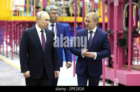 Ulan-Ude, Russland. 14. März 2023. Der russische Präsident Wladimir Putin besichtigt das Ulan-Ude-Flugzeugwerk in Begleitung des Geschäftsführers Alexei Kozlov, Right, und des Leiters der Republik Buryatien Alexei Tsydenov, Zentrum, 14. März 2023 in Ulan-Ude, Buryatien. Russland. Kredit: Mikhail Metzel/Kreml Pool/Alamy Live News Stockfoto